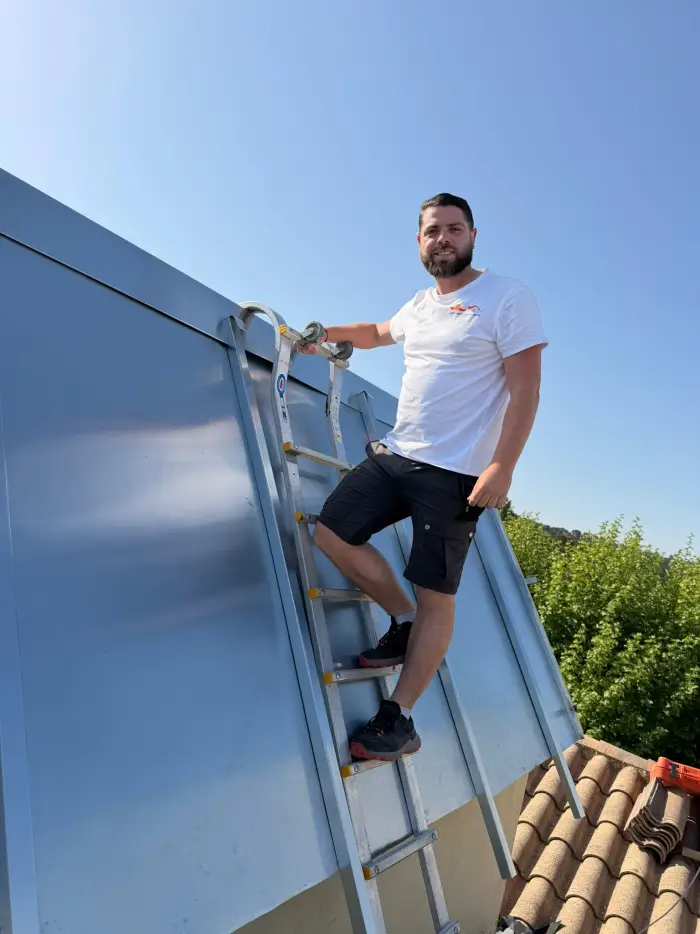 Juan Domenech, dirigeant Couverture Domenech Père & Fils, sur un chantier de couverture zinc en Provence