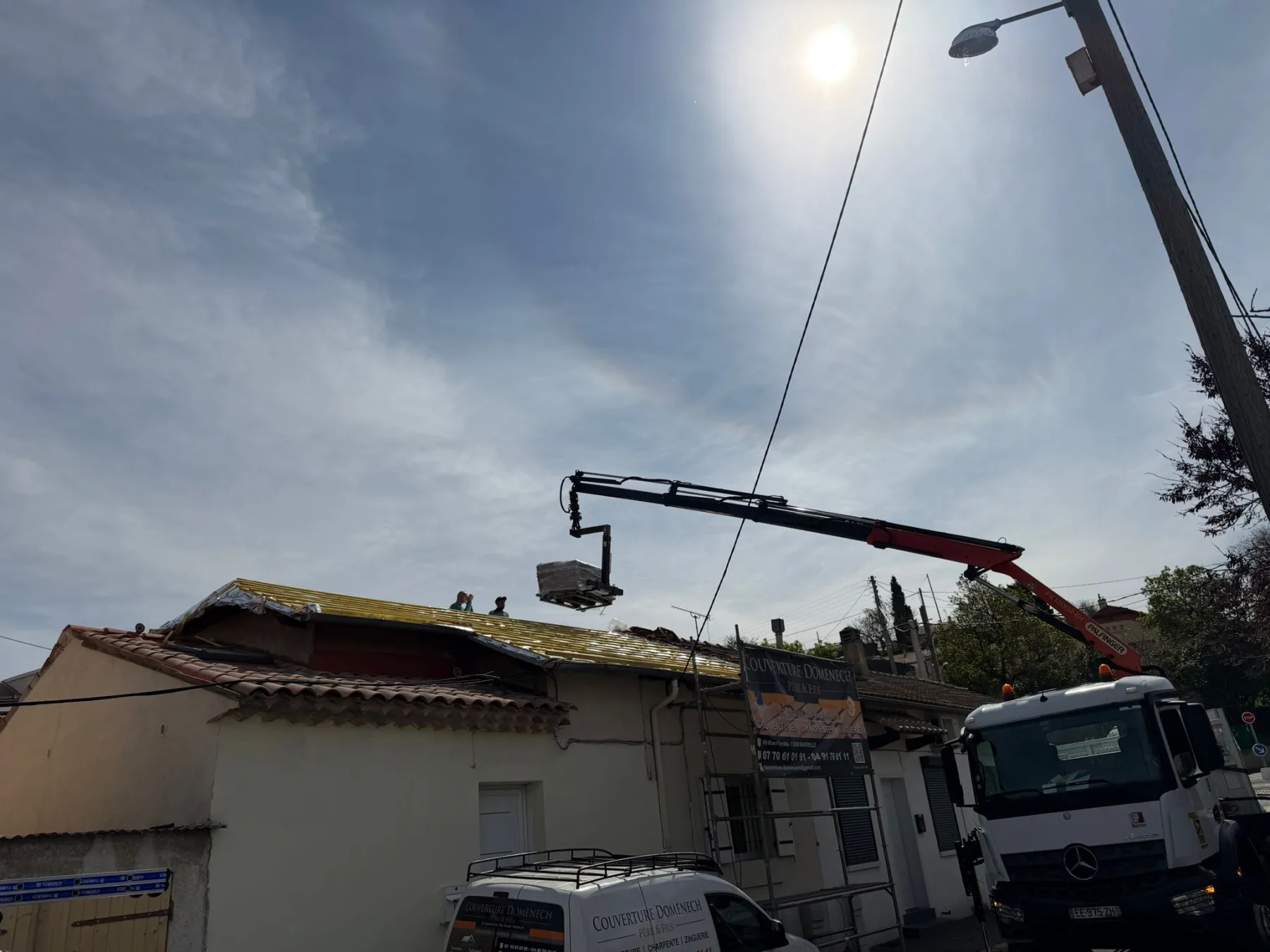 Livraison tuiles à la grue — chantier équipé