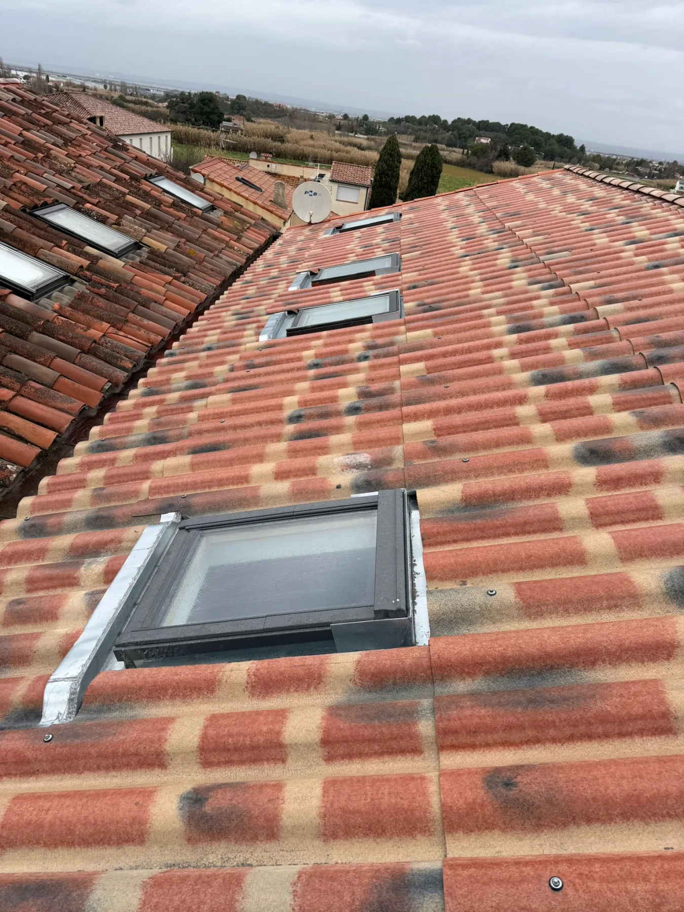 Toiture canal patinée + 4 velux — vue collines