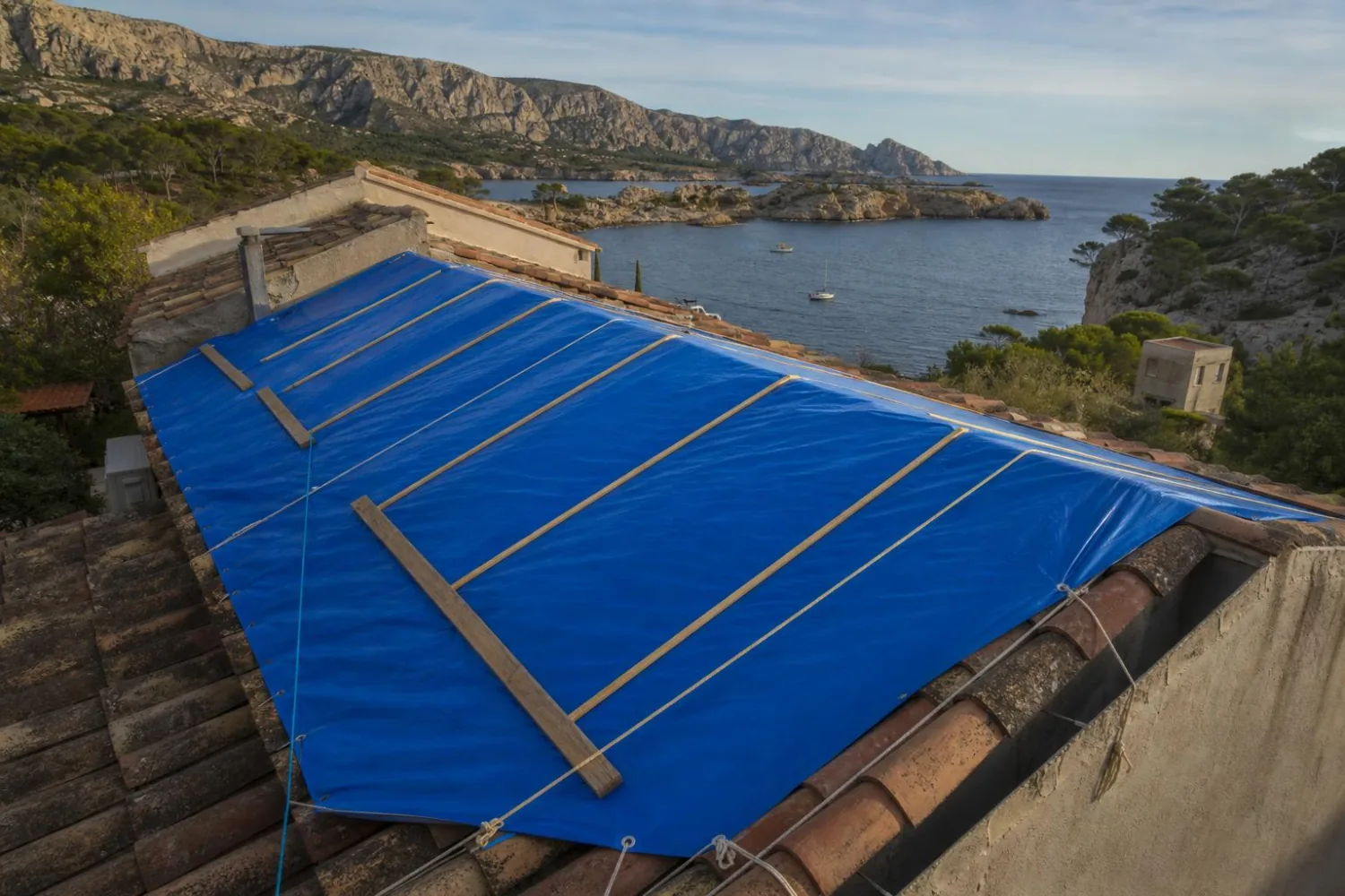 Bâchage de mise en sécurité — toiture face aux Calanques