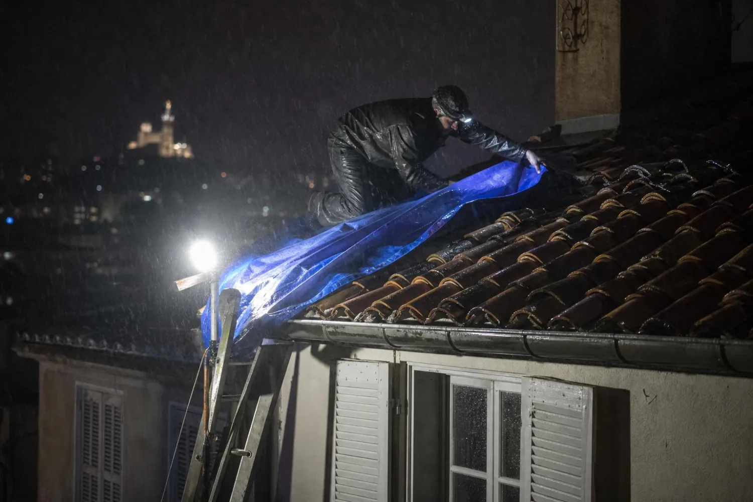 Intervention urgence de nuit sous la pluie